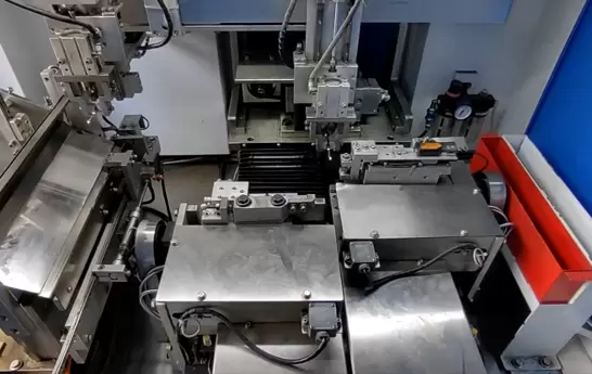 Automatic straightening machine for screwdriver bit blanks