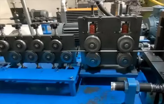 Automatic cutting‑off machine for screwdriver bit blanks